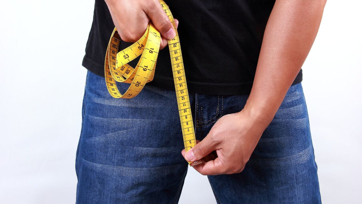 adam büyütmeden önce penisini ölçüyor